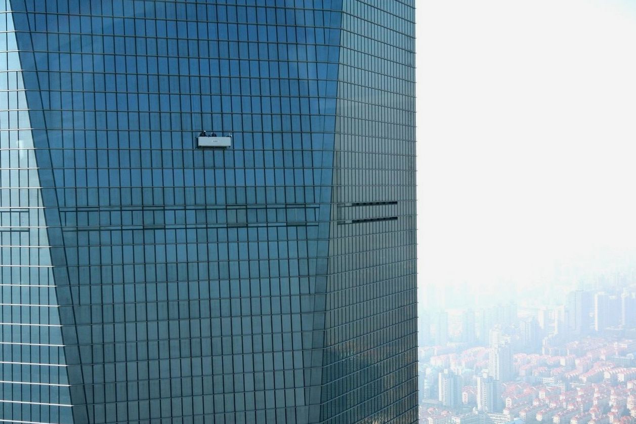 Edificio de oficinas con limpieza de cristales en fachada